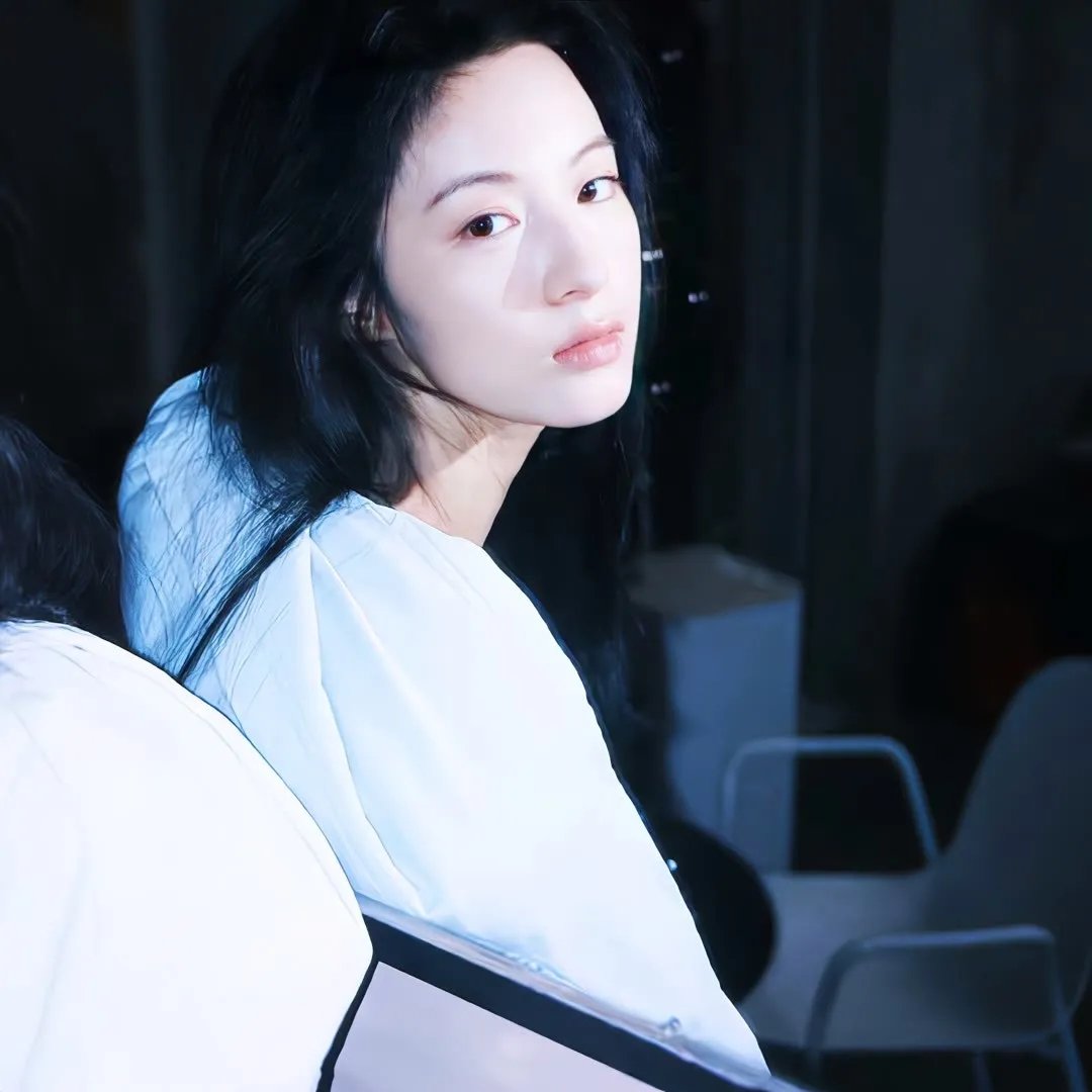 就这样，我们把金鱼放入了泳池